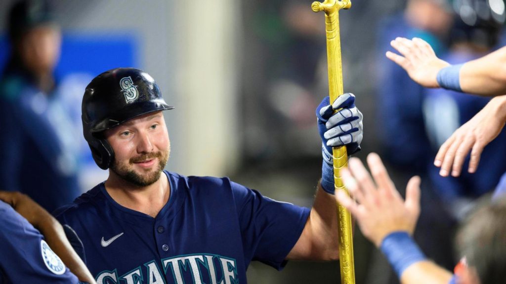 Cal Raleigh hits tiebreaking solo shot in Mariners' win