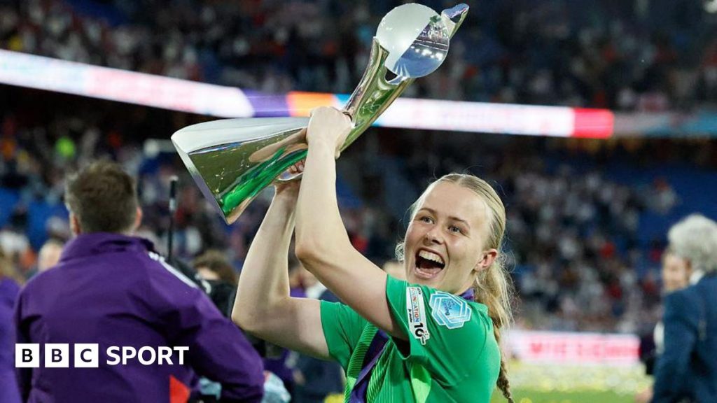 Hannah Hampton holds up the Euro 2025 trophy
