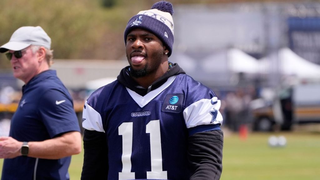 Jerry Jones hears fans chant 'Pay Micah!' as talks continue