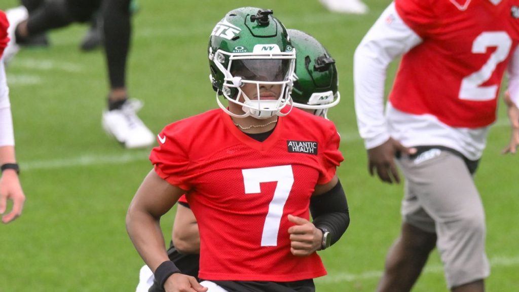 Jets QB Justin Fields carted off with right toe injury