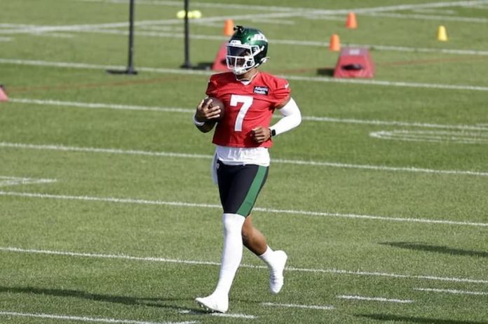Just one day after his toe injury, Jets’ Justin Fields is back at practice Justin Fields Jets pic