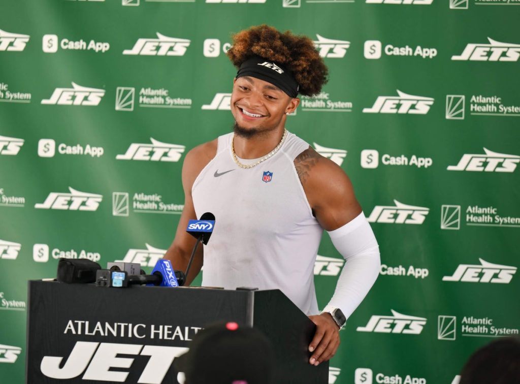 Justin Fields carted off during Jets training camp with dislocated toe