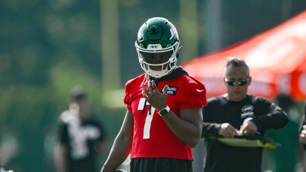 Justin Fields does 7-on-7 work at Saturday's Jets practice