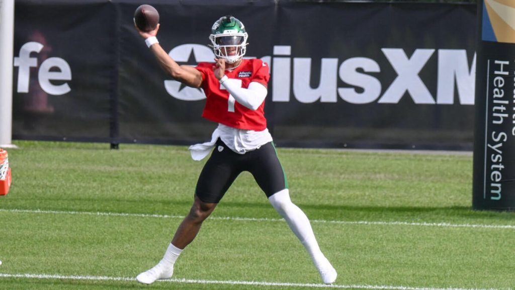 Justin Fields injury: Jets QB carted off field after having lower right leg examined in training camp
