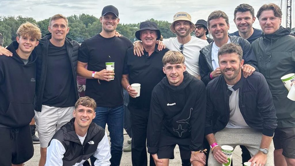 Man Utd legends reunite at Oasis Heaton Park gig as fans say 'not on my 2025 bingo list'
