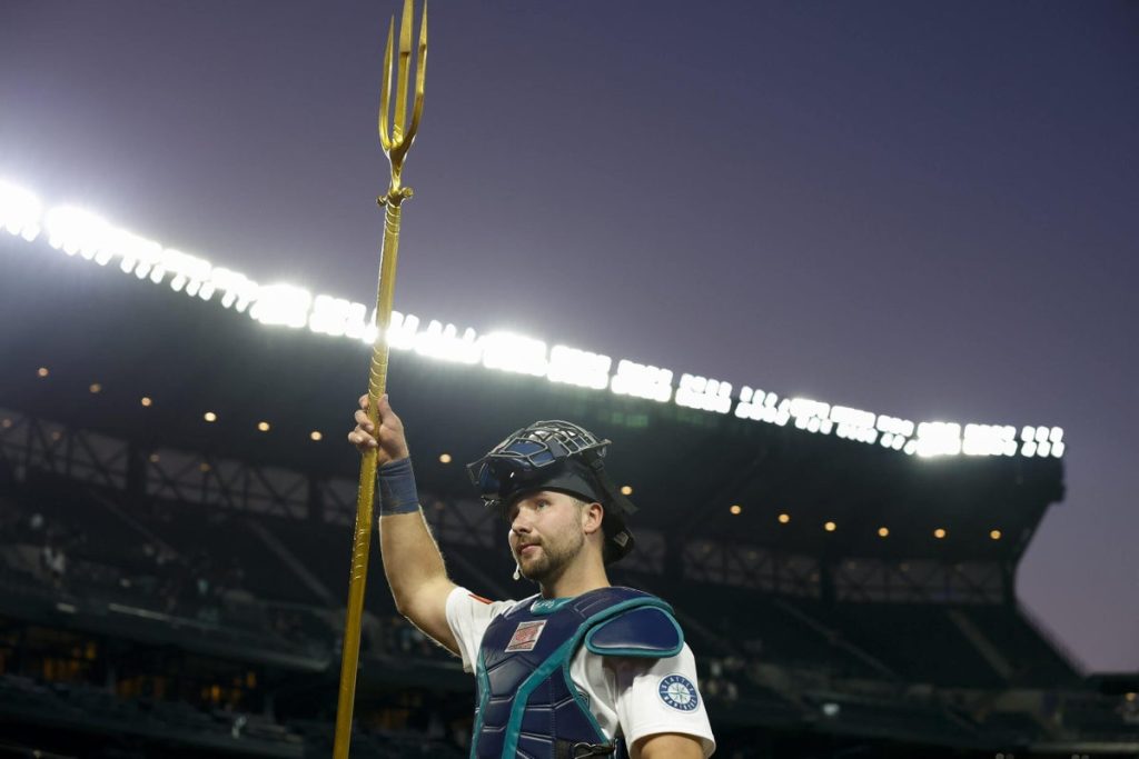 Mariners’ Cal Raleigh first to 40 homers this season. Here are some of his best swings