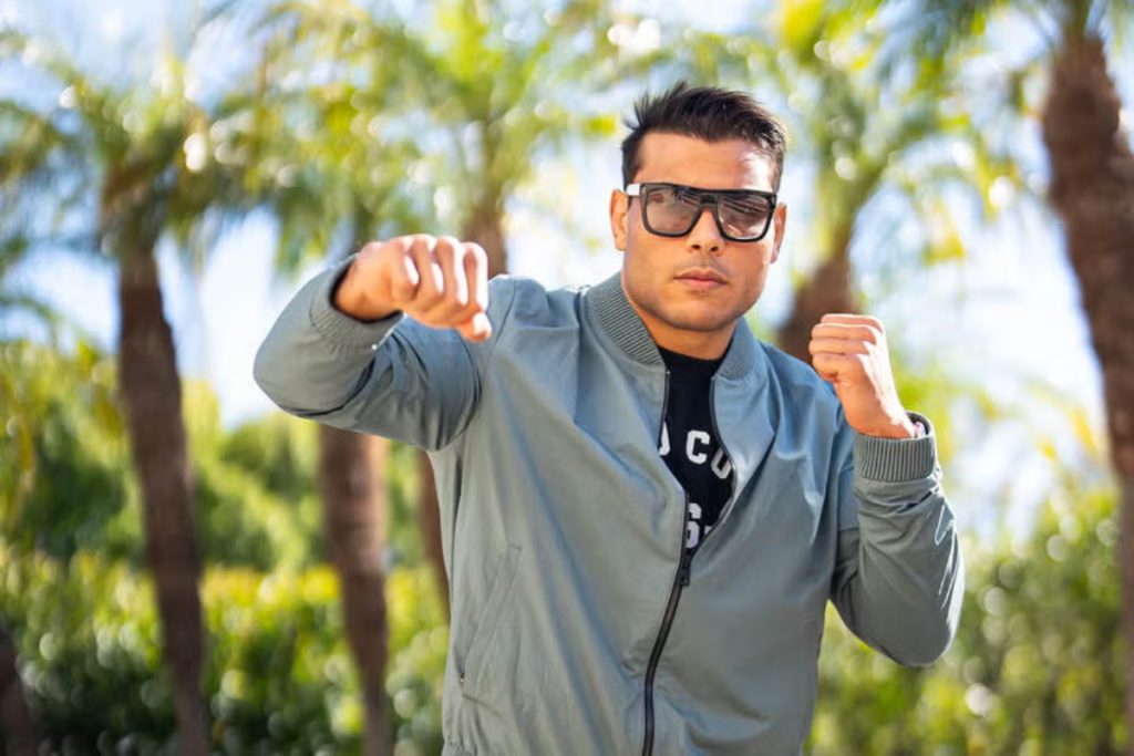 Paulo Costa pose