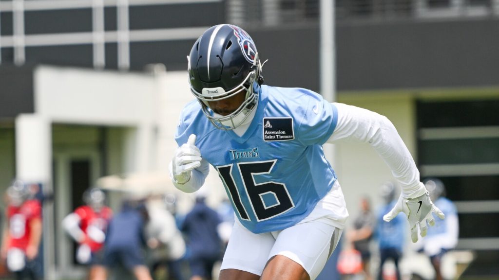 Report: Treylon Burks fractured his collarbone