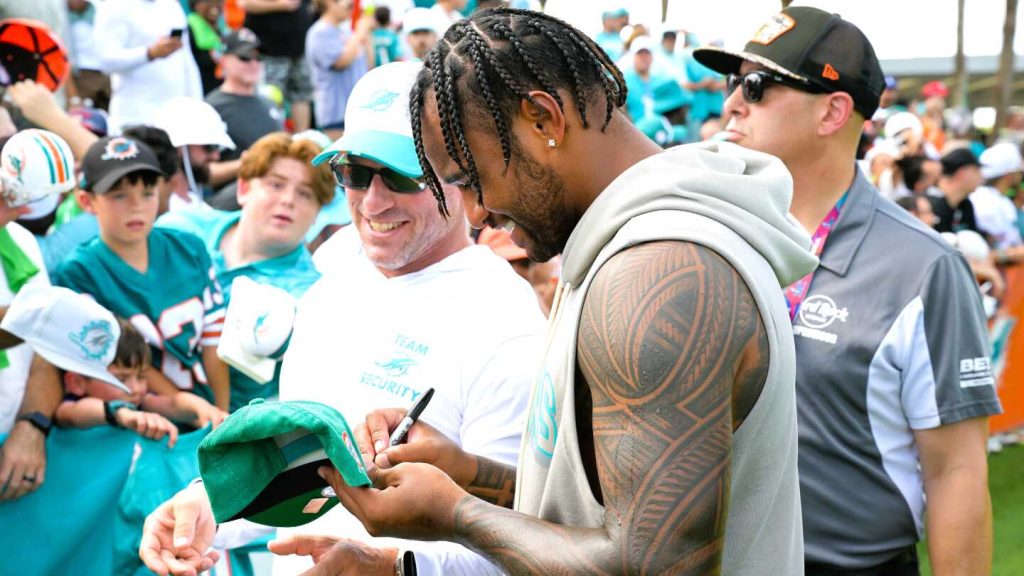 Tua Tagovailoa: I’m not talking bad about Tyreek Hill, just holding him accountable Tua Tagovailoa: I'm not talking bad about Tyreek Hill, just holding him accountable