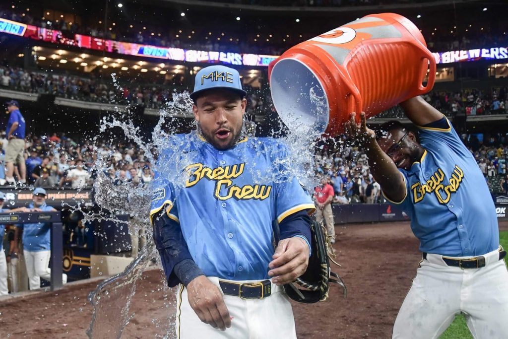 Brewers’ extend winning streak to 14 games in extra innings win, setting franchise record