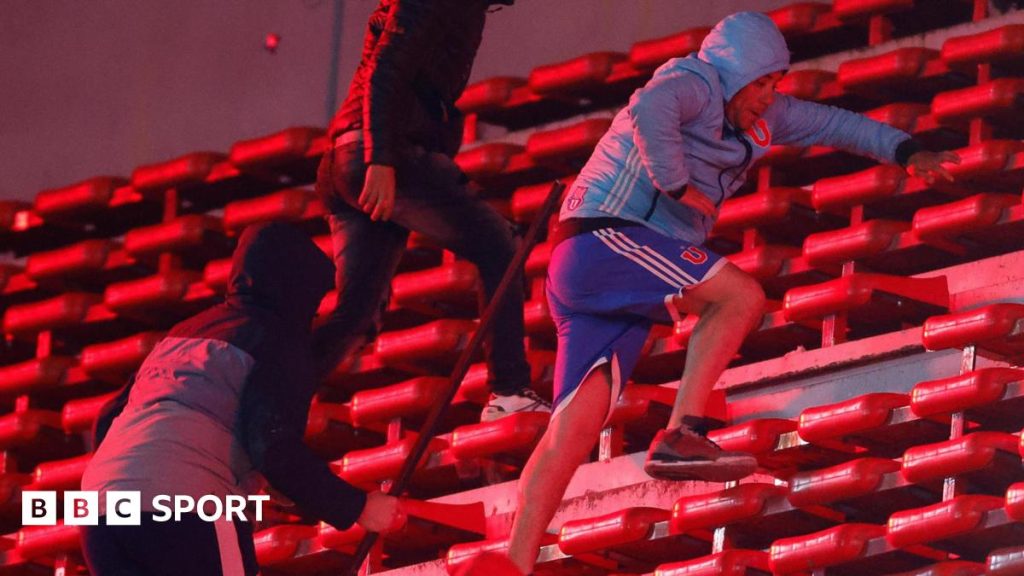 Copa Sudamericana: Independiente and Universidad de Chile game abandoned after fan violence Red Roses graphic