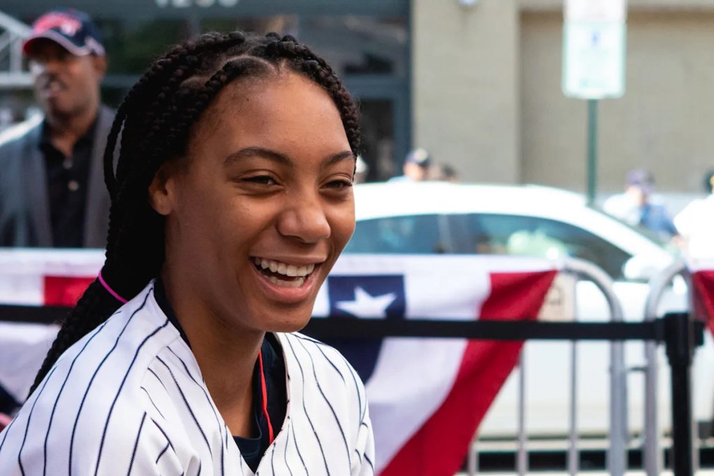 Little League World Series legend Mo’ne Davis throws first pitch to Nationals OF Robert Hassell III, whom she once struck out Download app from appStore