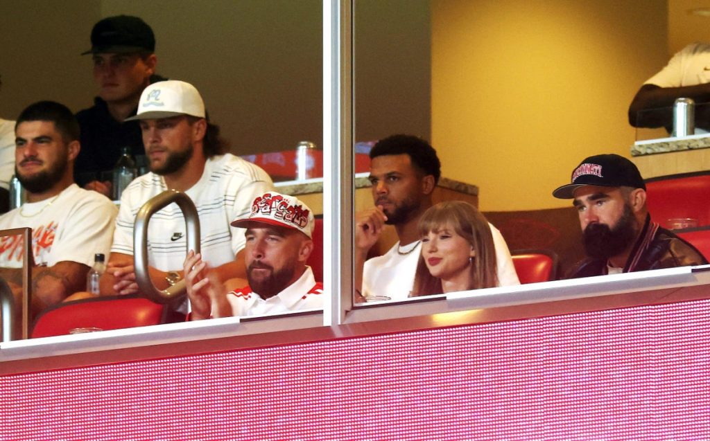 Taylor Swift, Kelce brothers, Patrick Mahomes attend Cincinnati-Nebraska at Arrowhead Stadium