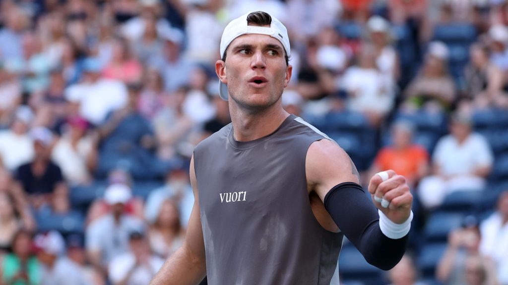 US Open: Jack Draper battles past Federico Agustin Gomez and into second round despite concerns over arm injury | Tennis News Jack Draper of the United Kingdom reacts against Federico Agustin Gomez of Argentina during their Men's Singles First Round match on Day Two