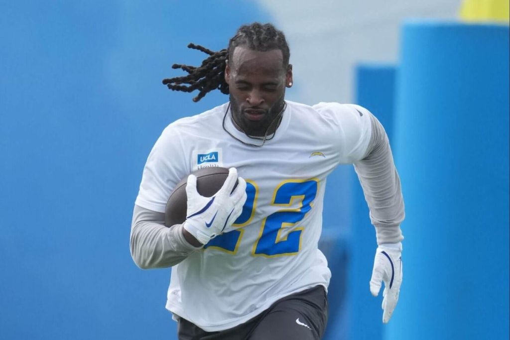 Chargers RB Najee Harris calls eye injury ‘superficial,’ expects to play vs. Chiefs