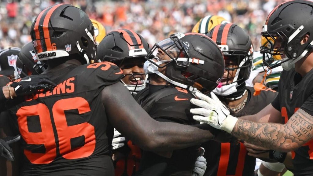 NFL Week 4 picks, odds, score predictions: Browns shock Lions in huge upset, undefeated Eagles finally lose