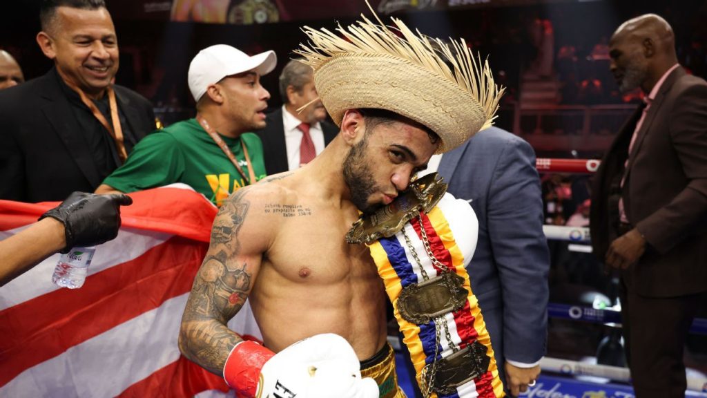 Oscar Collazo retains titles after surprise stoppage of Vayson