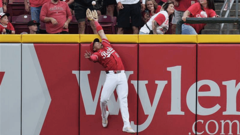 WATCH: Reds' Noelvi Marte robs game-tying home run from Pirates as NL wild card race goes down to the wire