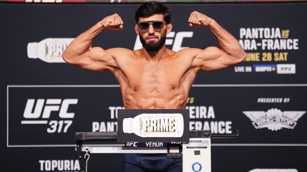 Arman Tsarukyan, Dan Hooker to headline UFC event in Qatar