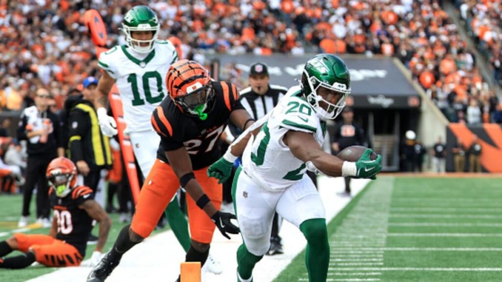 Breece Hall’s trick play go-ahead TD pass lifts Jets past Bengals for first win Breece Hall's trick play go-ahead TD pass lifts Jets past Bengals for first win