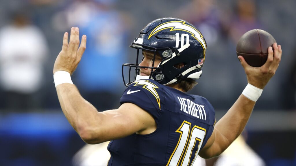 Chargers take early 7-0 lead on Justin Herbert’s TD pass Chargers take early 7-0 lead on Justin Herbert's TD pass