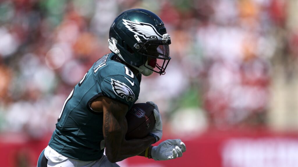 DeVonta Smith's 52-yard catch helps Eagles to 10-3 halftime lead