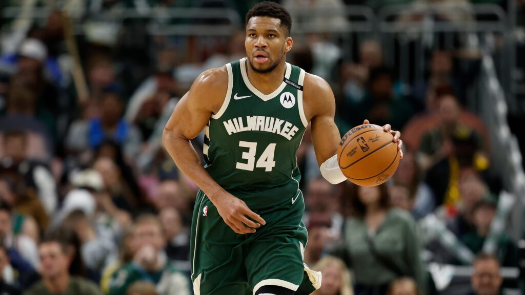 NBA Insider Says Knicks Should've Eyed Giannis Trade with Bucks 'In June'