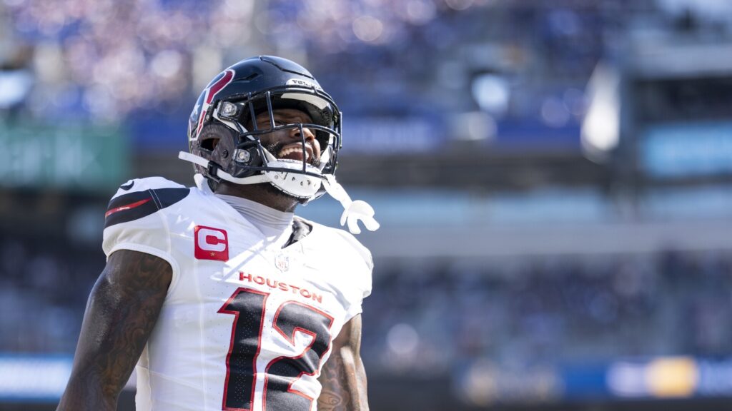 Nico Collins heads to locker room for concussion evaluation Nico Collins heads to locker room for concussion evaluation