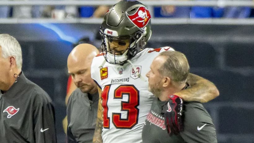 Tampa Bay’s Mike Evans suffered a concussion and broken collarbone in Week 7 Mike Ev