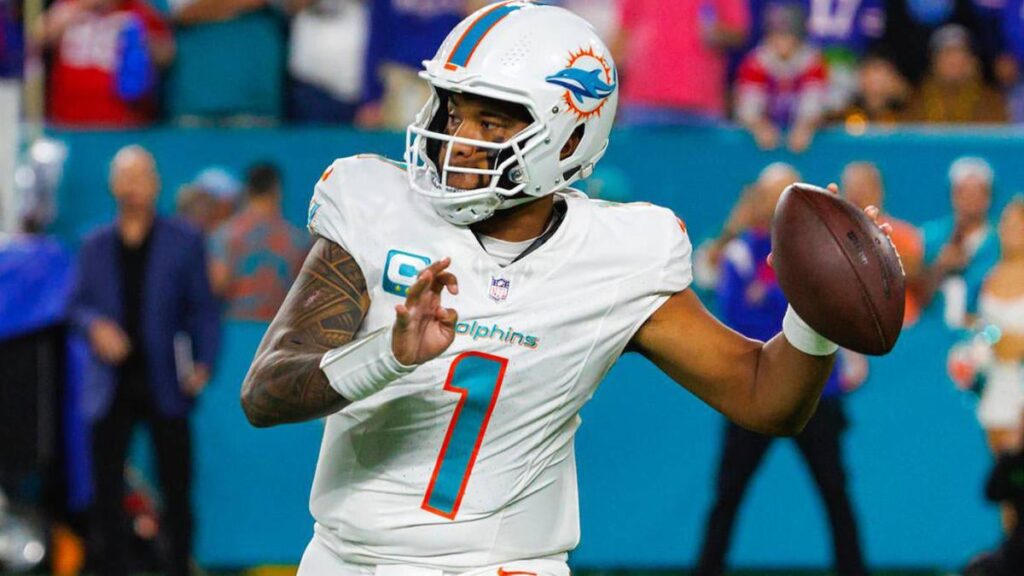 The history (and demise) of left-handed quarterbacks in the NFL ahead of first southpaw matchup in 19 years The history (and demise) of left-handed quarterbacks in the NFL ahead of first southpaw matchup in 19 years