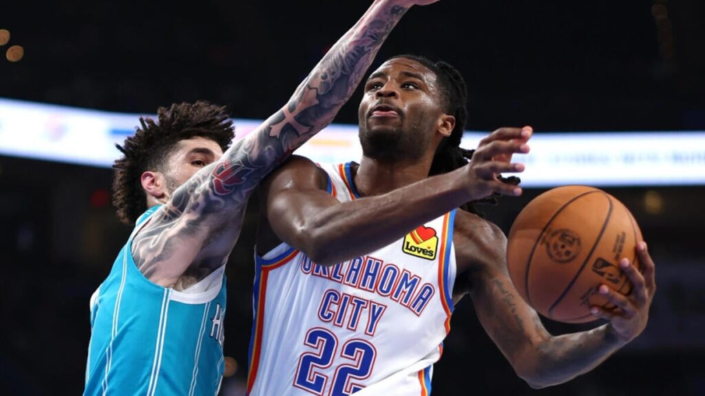 WATCH: Desperate, behind-the-glass basket from Thunder’s Cason Wallace beats shot clock, leaves jaws on floor WATCH: Desperate, behind-the-glass basket from Thunder's Cason Wallace beats shot clock, leaves jaws on floor