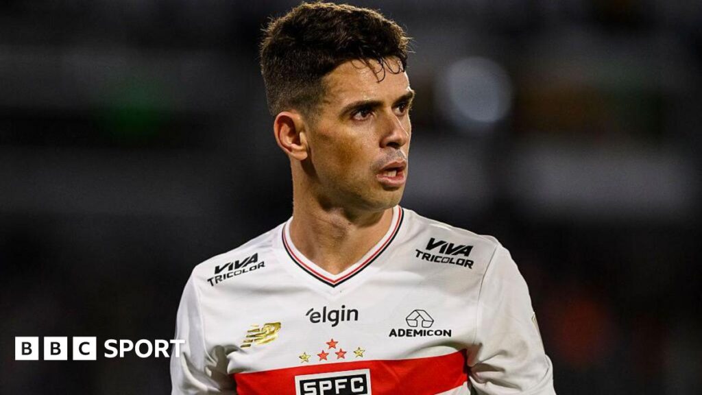 Oscar: Ex-Chelsea midfielder discharged from hospital following heart issue Oscar looks on while playing in a Copa Libertadores match for Sao Paulo at Talleres in 2025