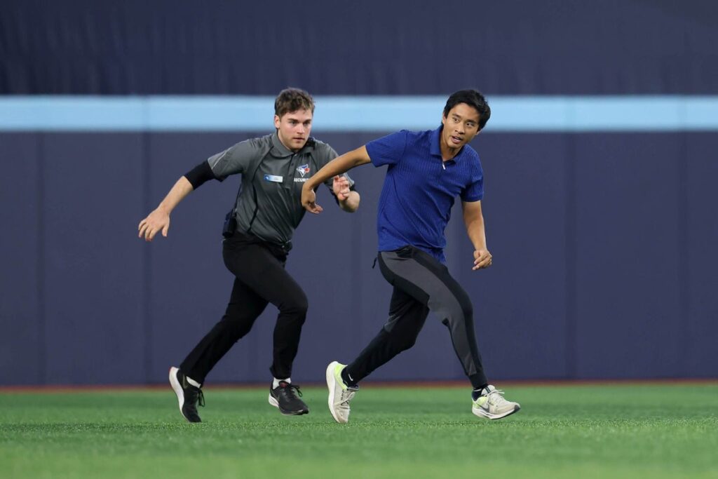 Spectator jumps on Rogers Centre field, disrupts play in Game 6 of World Series Spectator jumps on Rogers Centre field, disrupts play in Game 6 of World Series