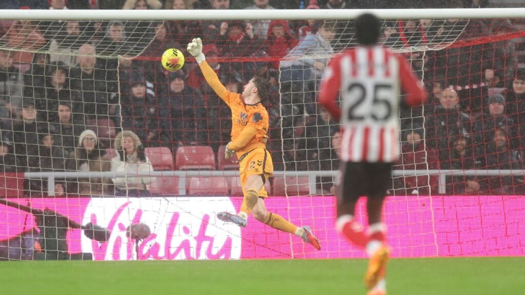 USMNT star Tyler Adams scores from near halfway line for Bournemouth