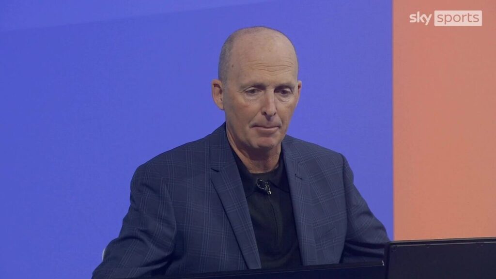 '100 per cent it is!' | Mike Dean reacts to Newcastle penalty claim