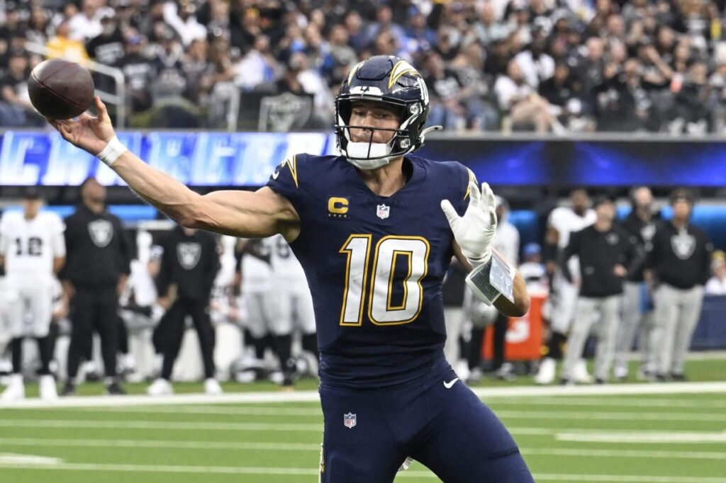 Chargers’ Justin Herbert still plans to play vs. Eagles after undergoing hand surgery Chargers’ Justin Herbert still plans to play vs. Eagles after undergoing hand surgery