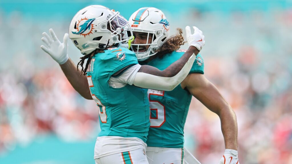 Dolphins lead Bucs 17-7 at halftime