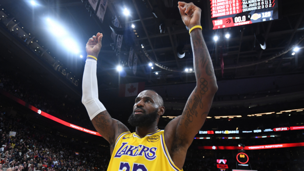 LeBron James' double-digit scoring streak ends in the most LeBron way possible