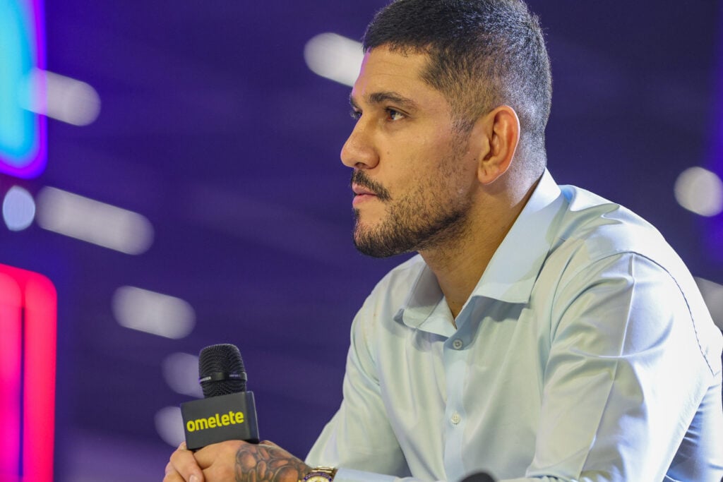 Alex Pereira makes his dad cry after presenting him with a special gift Alex Pereira makes his dad cry after presenting him with a special gift