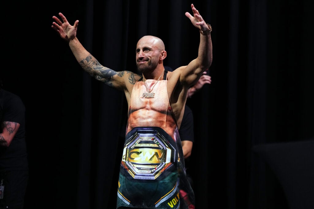 Alexander Volkanovski wears apron and sings during hilarious UFC 325 press conference Alexander Volkanovski wears apron and sings during hilarious UFC 325 press conference