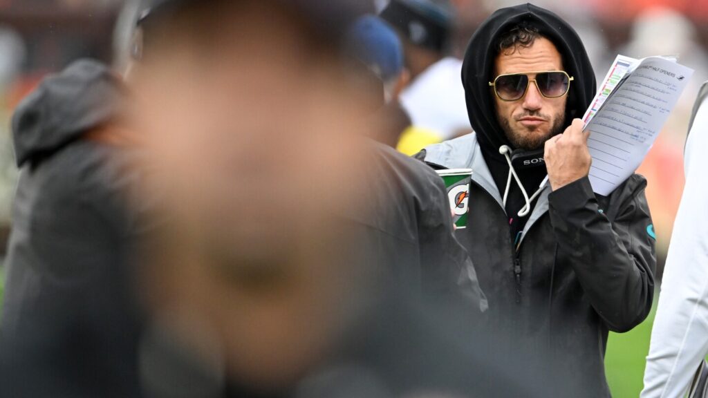 Mike McDaniel's withdrawal from Browns' coaching search raises obvious questions