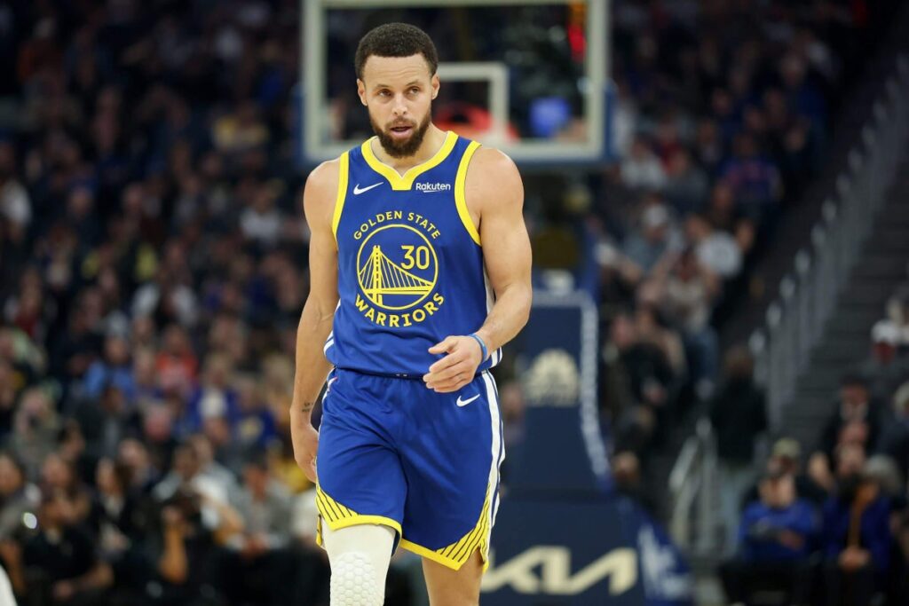 Steph Curry to miss at least 5 more games as he tends to right knee injury