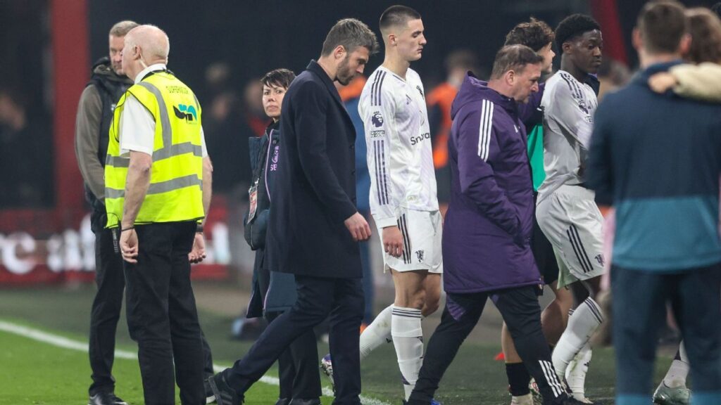 Michael Carrick slams ‘astonishing’ penalty calls in Man United draw Copy Link