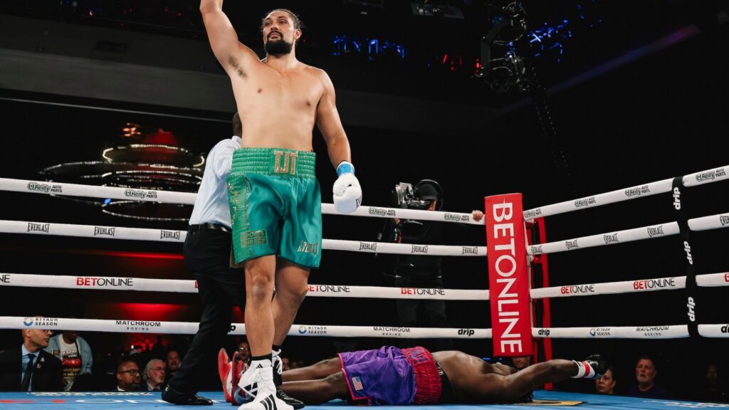 Teremoana knocks out Curtis Harper in the first round with Harper down on the canvas