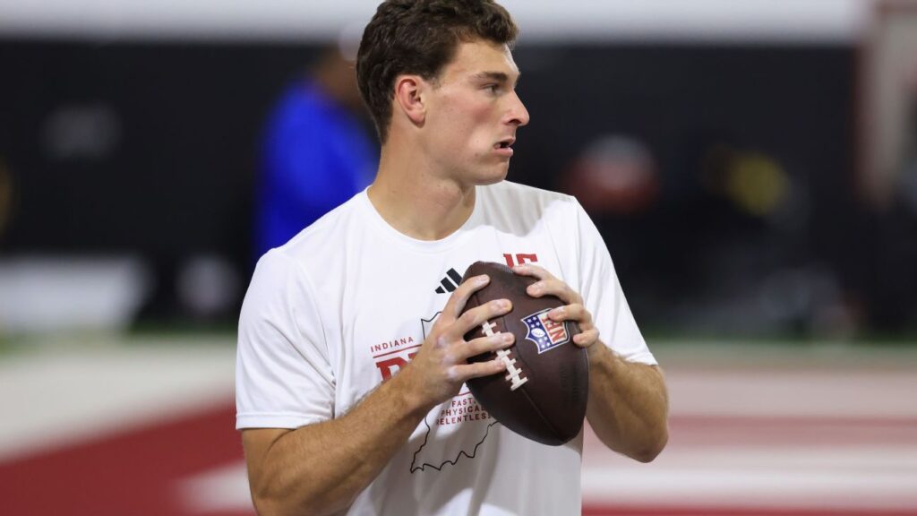 Expected No. 1 Fernando Mendoza puts on show at Indiana pro day Expected No. 1 Fernando Mendoza puts on show at Indiana pro day