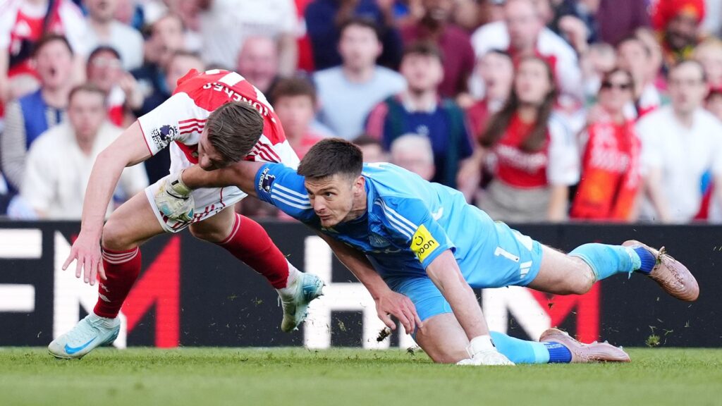 Ref Watch LIVE! Pope's non-red card, Munoz goal and more analysed